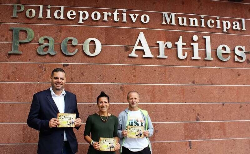 El concejal Diego Ojeda (i) con los atletas Sandra Moreno y Javier Rodríguez (Foto TA)
